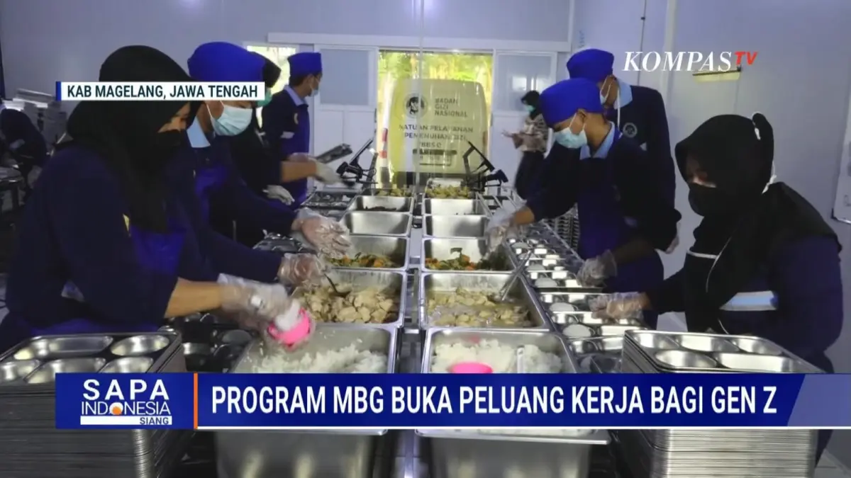 Tak hanya menghadirkan makanan bergizi bagi siswa, Program Makan Bergizi Gratis juga membuka peluang kerja bagi generasi muda. Dengan dukungan peralatan modern di dapur SPPG, ribuan porsi makanan diproduksi setiap hari secara higienis, efisien, dan sesuai standar gizi. Langkah ini menjadi bukti bahwa program MBG tidak hanya membangun generasi sehat, tetapi juga menggerakkan ekonomi masyarakat melalui penciptaan lapangan kerja.