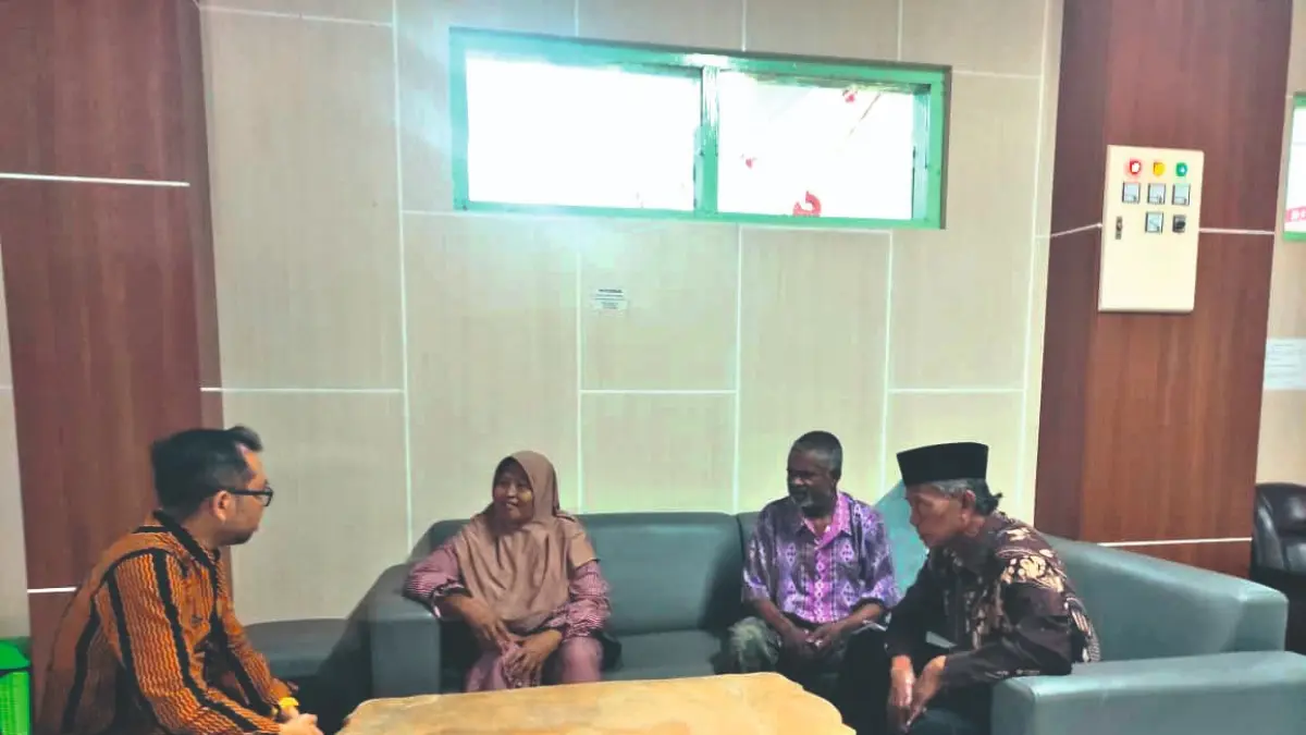 Abdul Jabar Husein (dua dari kanan) saat diajak 
ke Dinkes Tulungagung sebelum dirujuk ke RSJ Lawang.(SANDY YUWANA/RATU)