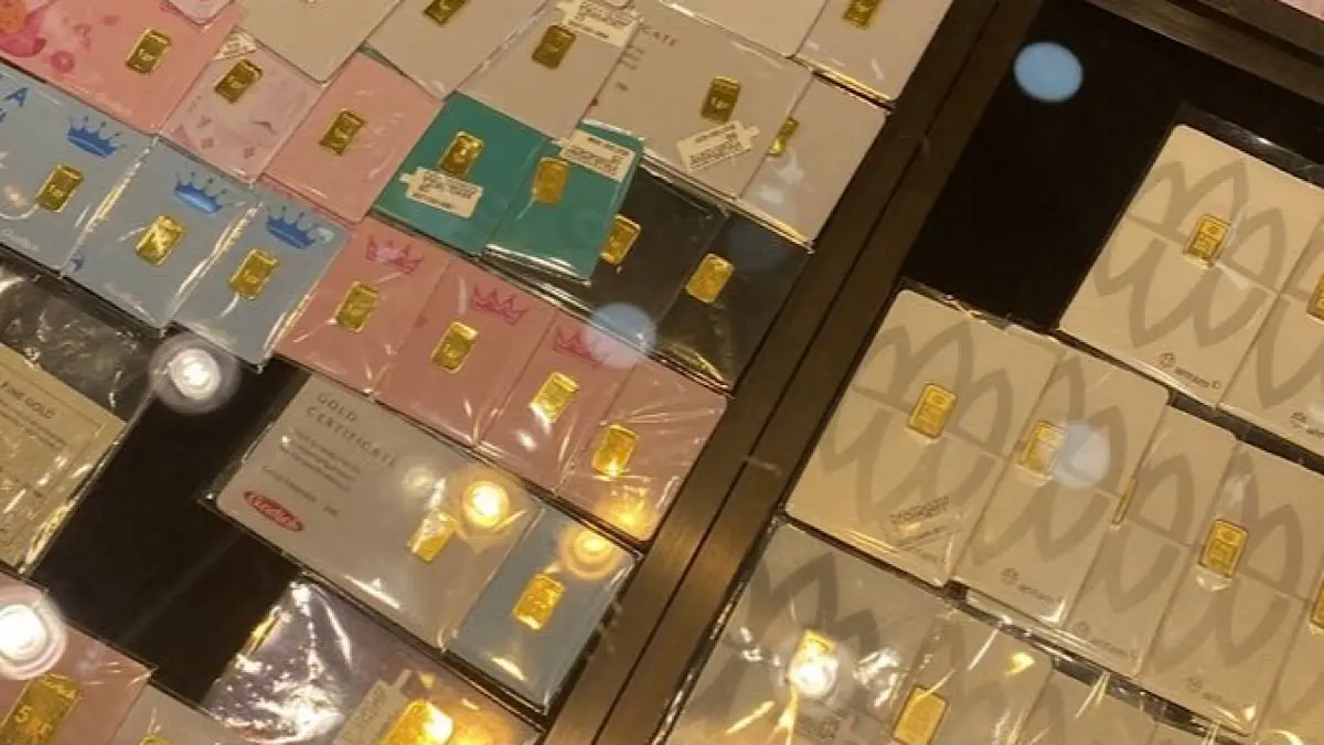 Harga emas hari ini 7 Agustus 2026 melemah. Emas Antam turun Rp29.000 menjadi Rp2.650.000 per gram, dipicu tekanan harga emas dunia dan lonjakan harga minyak global.(pinterest)