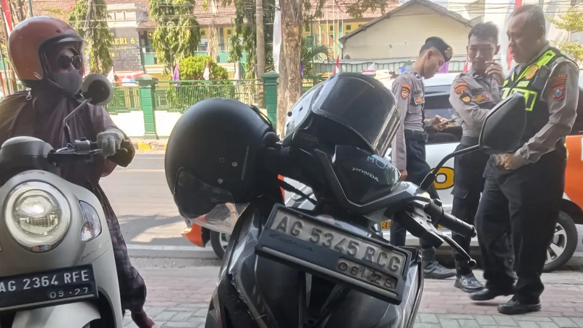 Kecelakaan dua sepeda motor Honda Vario di jalan umum masuk Kelurahan Ketanon, Kecamatan Tulungagung, Jumat (7/8).
