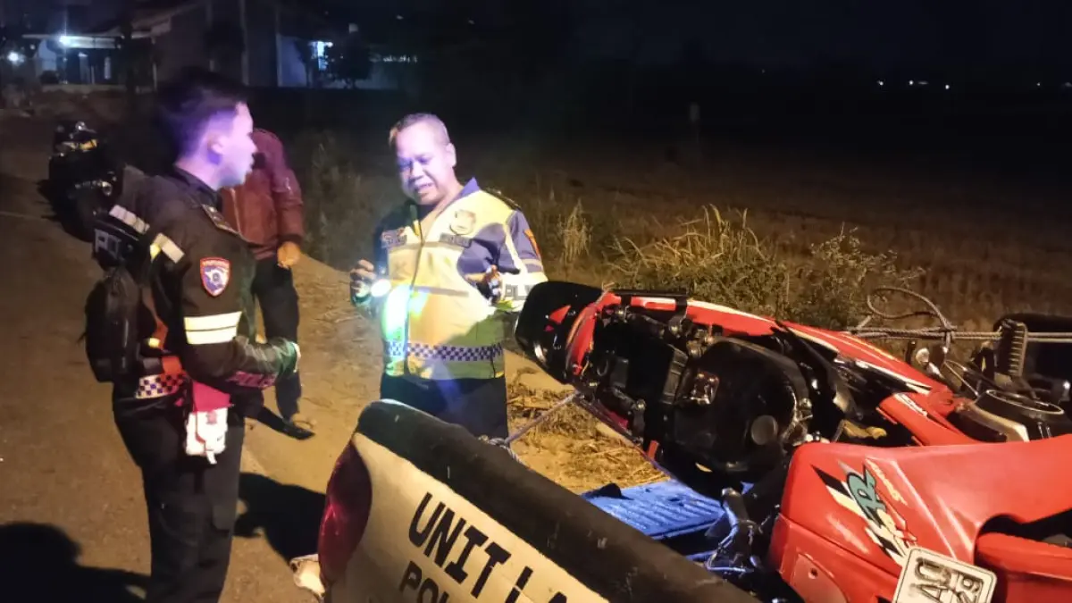 Petugas Satlantas Polres Tulungagung melakukan olah TKP kecelakaan maut di jalan umum masuk Desa Ngantru, Rabu (5/8) malam.