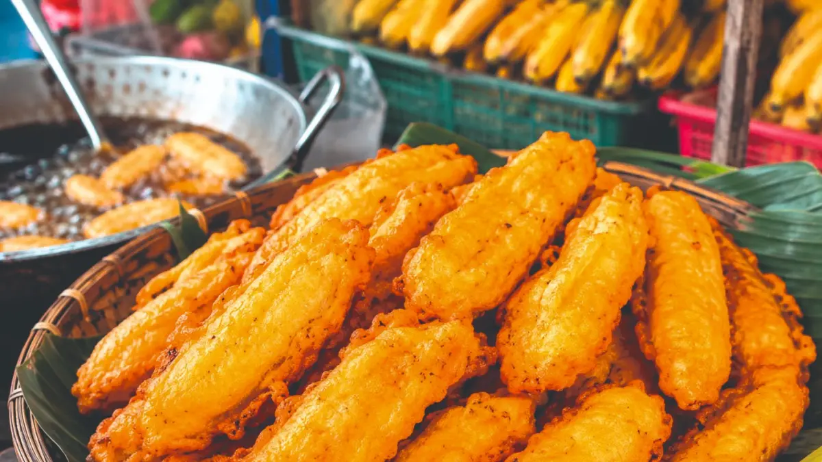 Pisang goreng jadi salah satu jajanan tradisional yang hingga kini masih banyak diburu masyarakat Tulungagung.(ILUSTRASI AI)