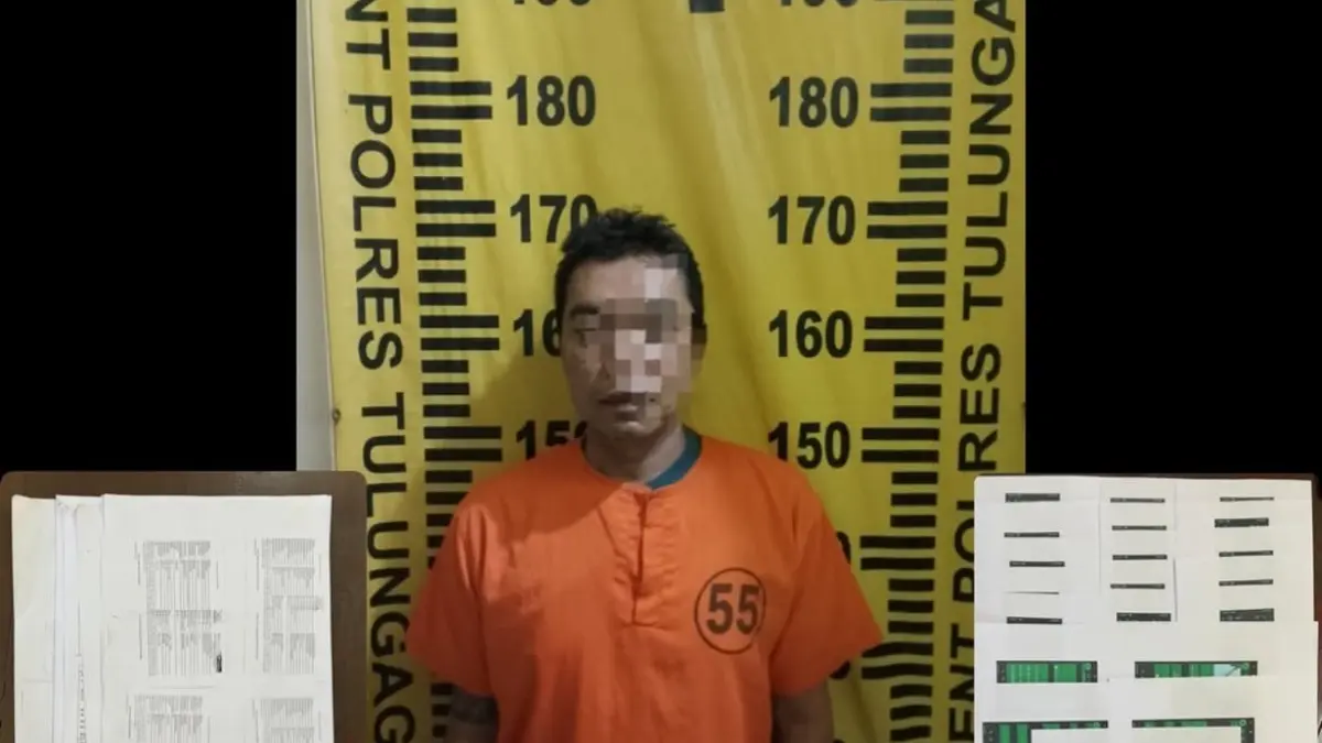 Polisi menunjukkan tersangka dugaan penipuan bermodus janji menikah yang diamankan Unit Reskrim Polsek Tulungagung Kota.(POLRES TULUNGAGUNG)