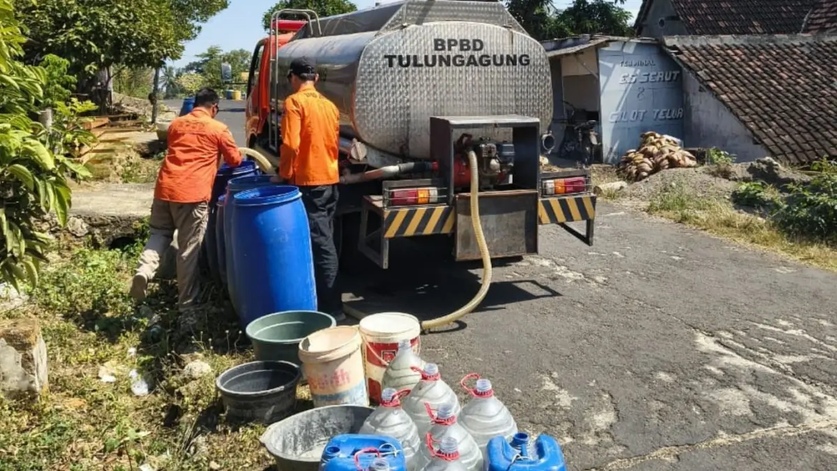 Sebanyak 15 ribu liter air bersih telah disalurkan melalui tiga kali dropping untuk memenuhi kebutuhan masyarakat di Desa Kalidawe, Kecamatan Pucanglaban, dan Desa Rejosari, Kecamatan Kalidawir, Tulungagung.