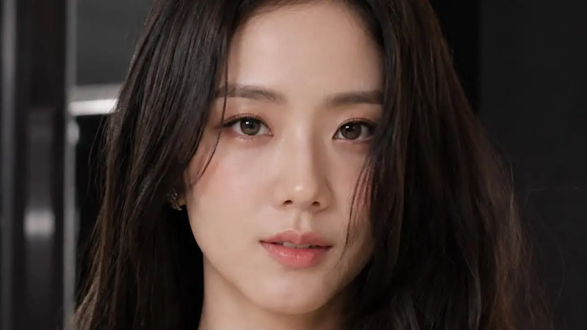 Jisoo terseret kasus sang kakak setelah nama pria tersebut disebut muncul di kredit drama Netflix. Benarkah hubungan keluarga mereka telah putus?(pinterest)
