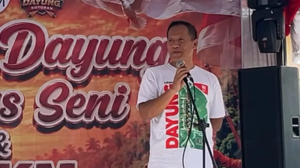 Plt Bupati Tulungagung Ahmad Baharudin mengapresiasi lomba dayung di Kelurahan Botoran, Tulungagung (8/8). (PROKOPIM)