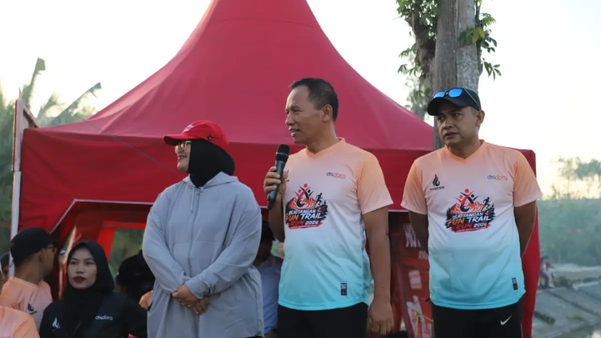 Plt Bupati Tulungagung Ahmad Baharudin saat memberikan pengarahan kepada para pelari. (PROKOPIM)