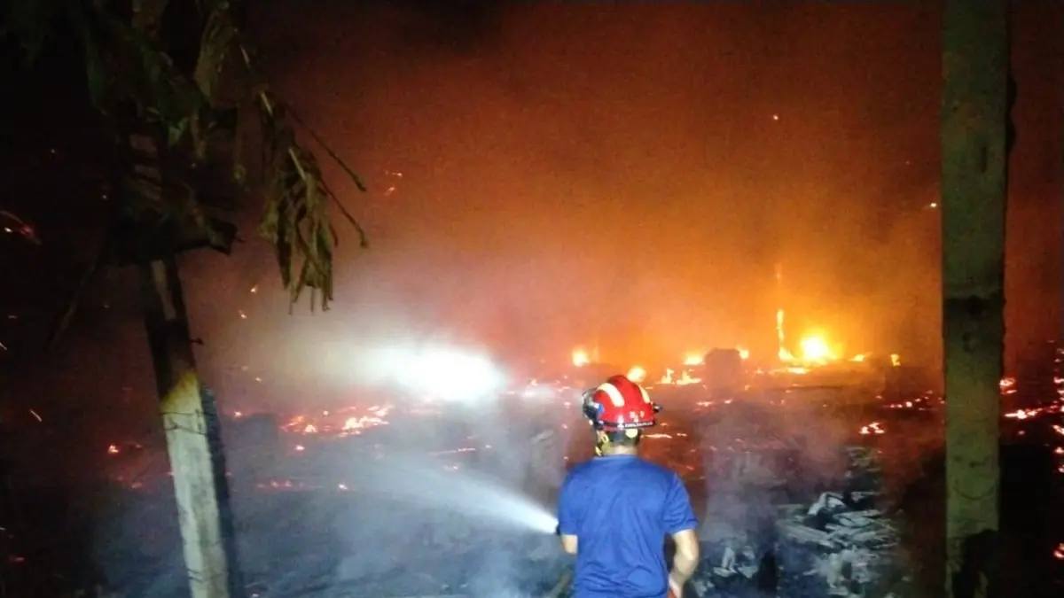 Kebocoran LPG diduga menjadi pemicu kebakaran kandang ayam di Dusun Patoman, Desa Bendungan, Kecamatan Gondang, Selasa (11/8) dini hari.(DAMKAR TULUNGAGUNG)