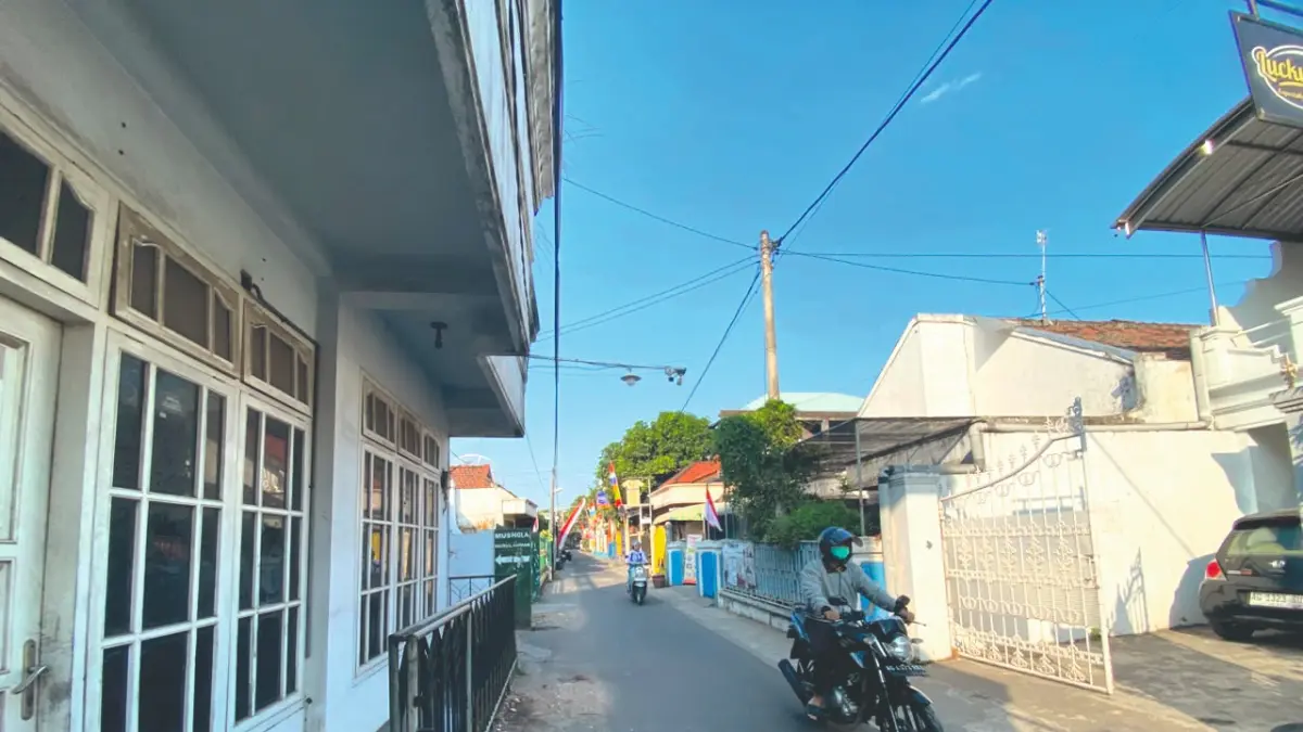 Pengendara sepeda motor melintasi gang permukiman di Kelurahan Kampungdalem. Kecamatan Tulungagung, menjadi penyumbang tertinggi PBB-P2 setiap tahun.(DR PERDANA/RATU)