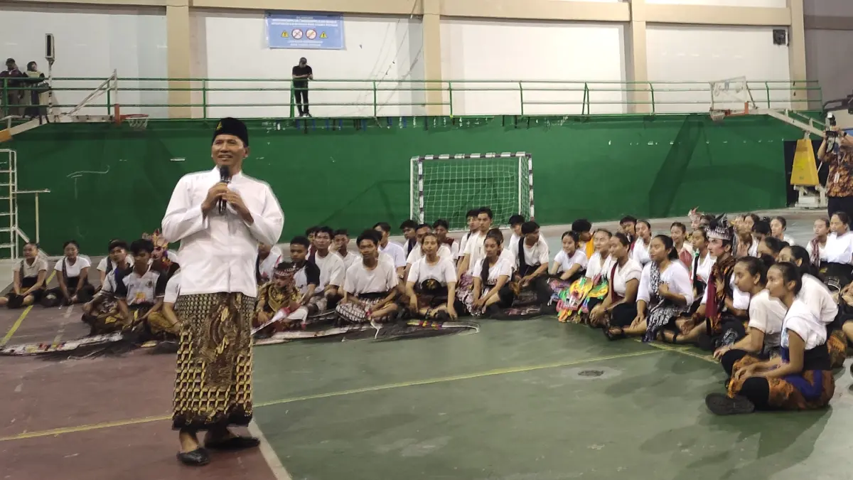 Plt Bupati Tulungagung Ahmad Baharudin saat memberi wejangan kepada 100 penari Tulungagung yang akan diberangkatkan pentas di Istana Negara. (SANDY YUWANA)