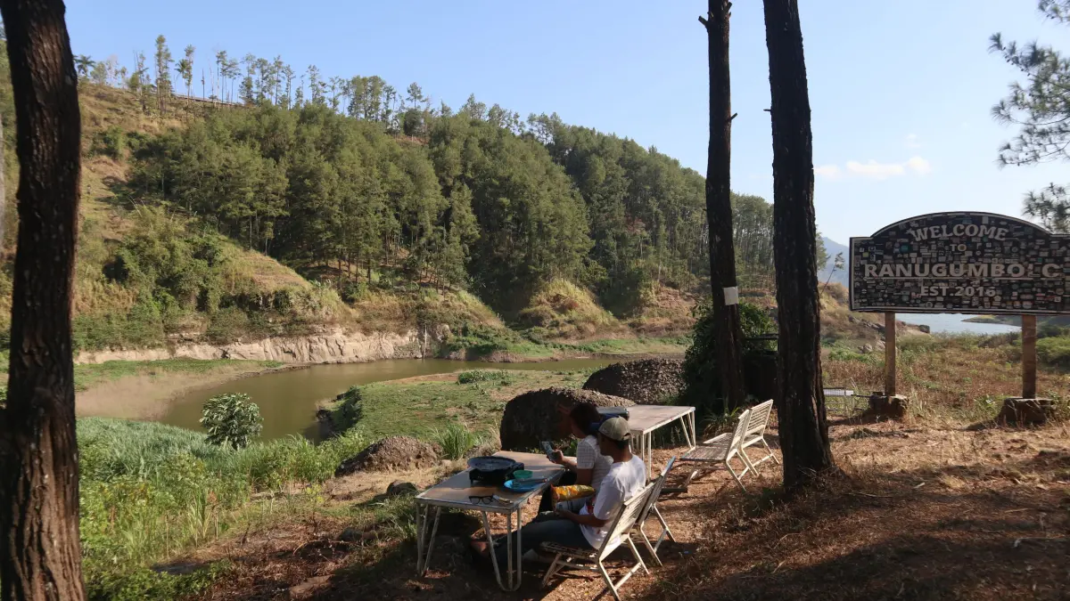 Wisata Ranu Gumbolo, Kecamatan Sendang, Tulungagung, tampak lengang di tengah menurunnya jumlah kunjungan wisatawan selama musim kemarau.(RAHIIQ AL BACHRI/RADAR TULUNGAGUNG)