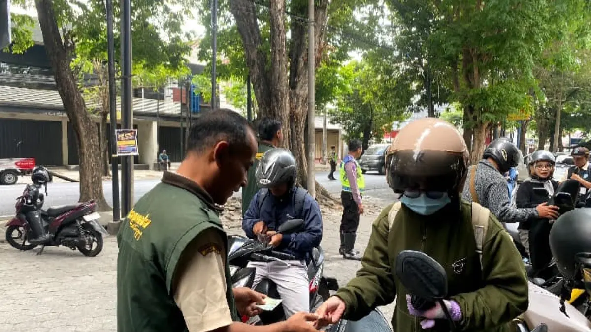 Bapenda Tulungagung bersama instansi terkait menyediakan tempat pembayaran pajak kendaraan di lokasi operasi gabungan.
