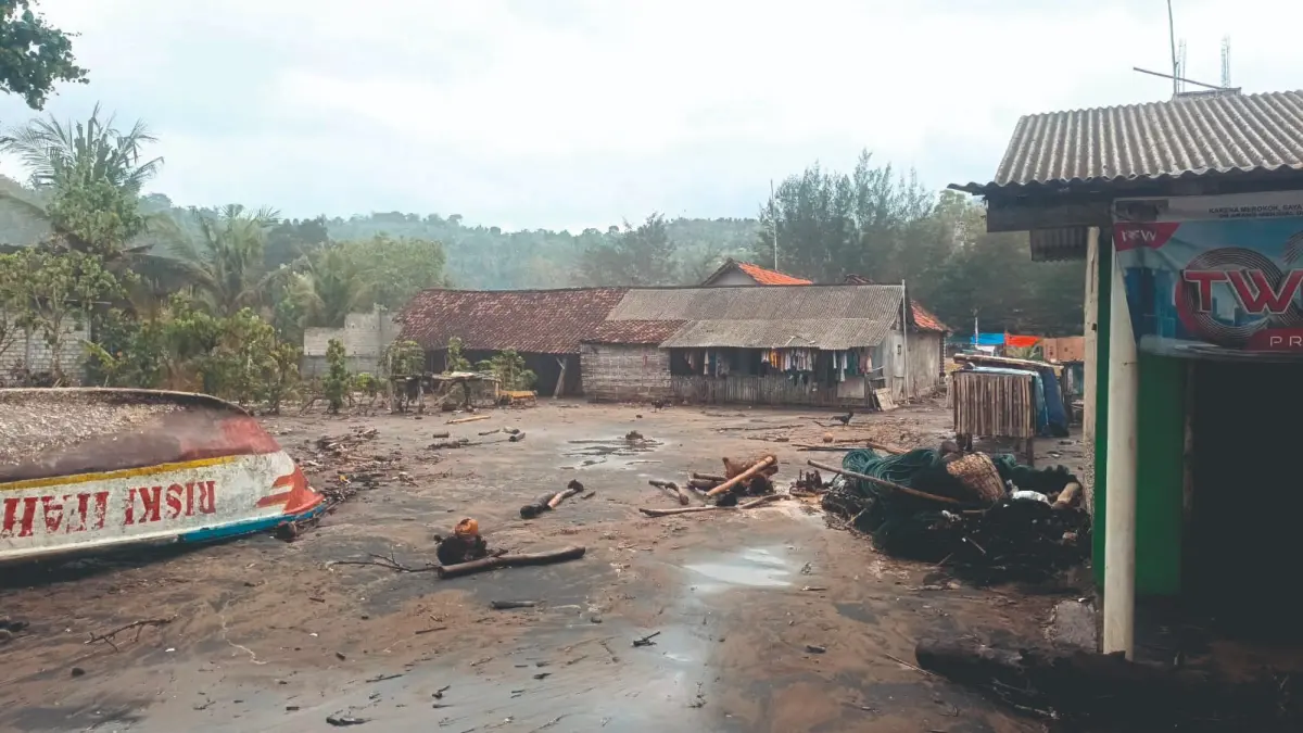 Kondisi pemukiman di sekitar Pantai Sidem, Desa Besole, Kecamatan Besuki, Tulungagung, yang tersapu air pasang pada Senin (10/8/2026) hingga Selasa kemarin.(SUMARYANTO UNTUK RADAR TULUNGAGUNG)