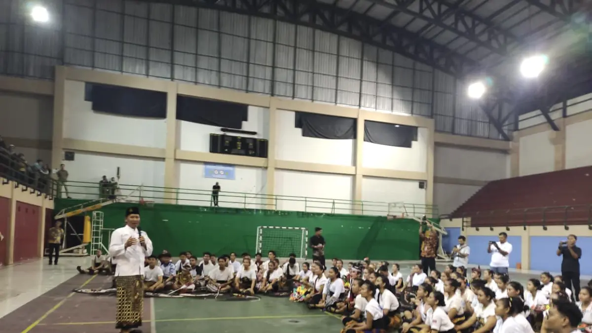 Plt Bupati Tulungagung Ahmad Baharudin memberikan petuah kepada para penari muda sebelum diberangkatkan ke Istana Negara.