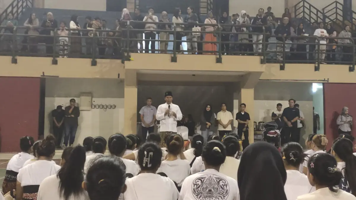 Plt Bupati Tulungagung Ahmad Baharudin saat memberikan petuah kepada para penari muda sebelum diberangkatkan ke Istana Negara.