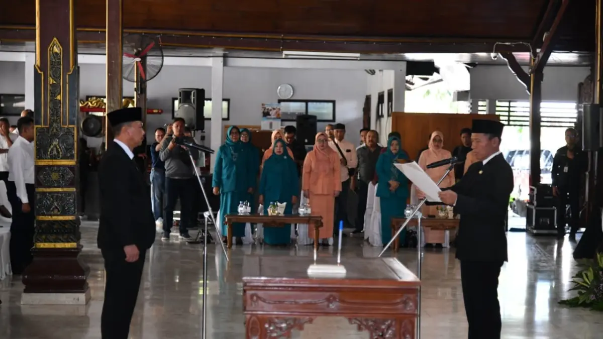 Plt Bupati Tulungagung Ahmad Baharudin melantik Drs Tri Hariadi MSi sebagai Sekda Kabupaten Tulungagung di Pendapa Kongas Arum Kusumaning Bongso, Rabu 
(12/8/2026). Pelantikan tersebut menandai resminya Tri Hariadi menjabat sebagai sekda definitif setelah melalui proses seleksi terbuka dan kompetitif.