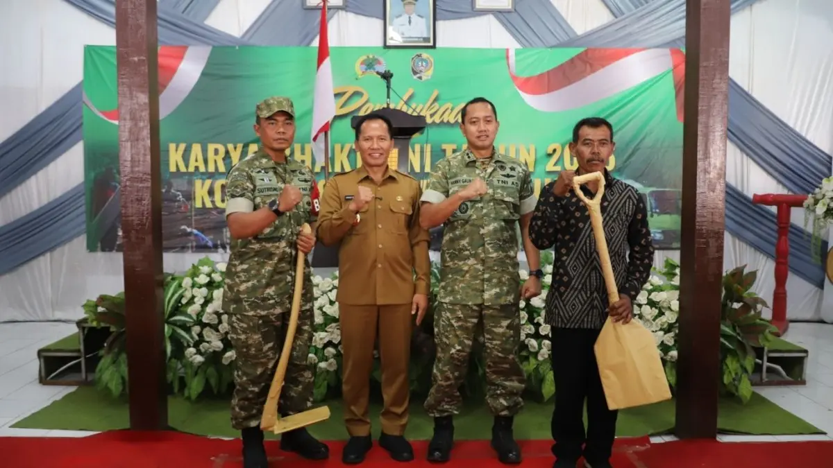 Bantuan alat kerja yang diberikan kepada perwakilan masyarakat.