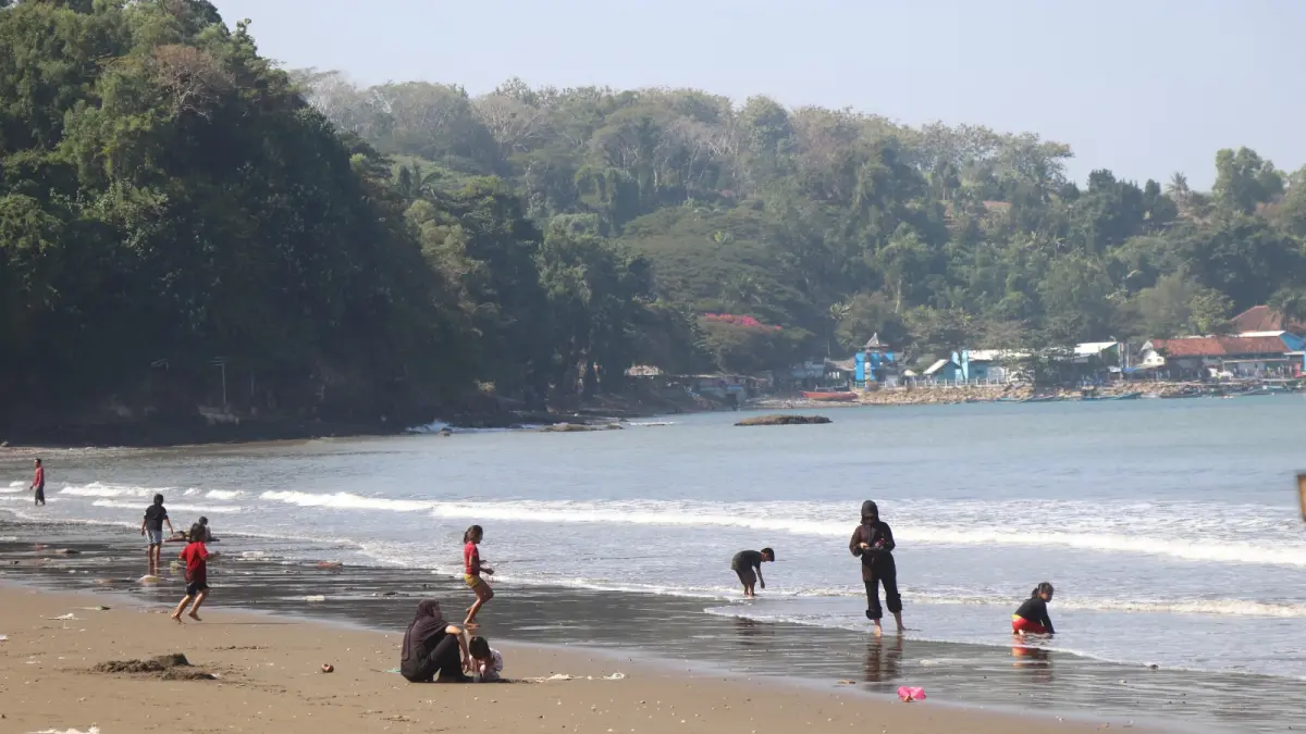BPBD Tulungagung mengimbau warga tidak mendekati area yang berisiko menyusul adanya kemunculan buaya di sekitar pantai.(RAHIIQ AL BACHRI/RADAR TULUNGAGUNG)