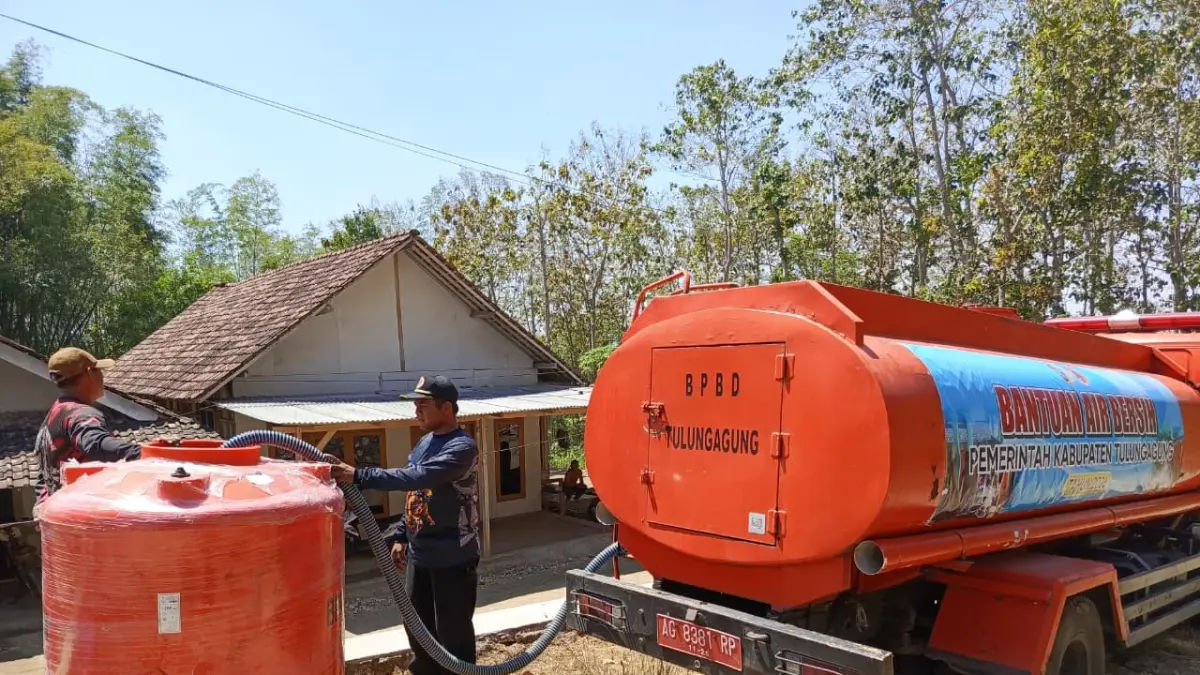 BPBD Tulungagung menyalurkan bantuan air bersih ke wilayah yang mulai terdampak kemarau untuk memenuhi kebutuhan 125 KK di Dusun Jinggring, Desa Pakisrejo, Kecamatan Tanggunggunung.(BPBD TULUNGAGUNG)