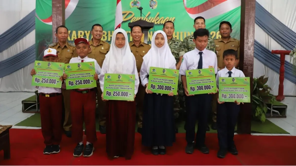Foto Plt bupati, sekda, dandim, Wadan Yonif camat, dan kepala desa bersama siswa penerima bantuan.