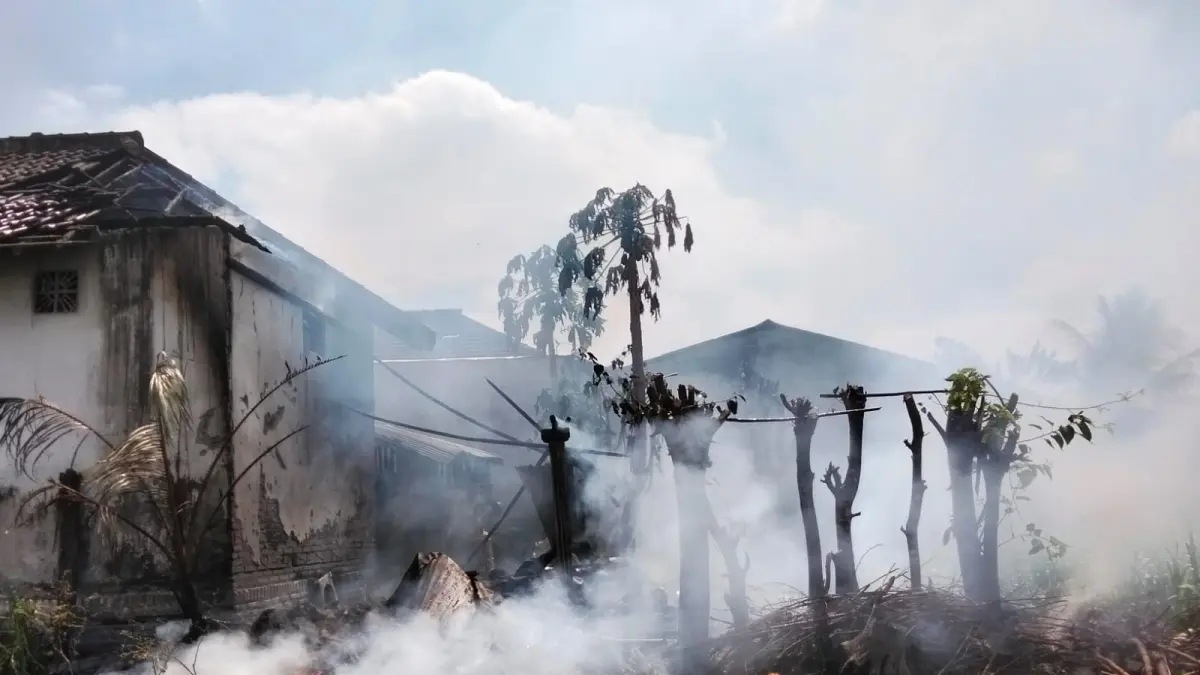 Kebakaran menghanguskan dapur rumah, kandang ayam, mesin diesel, hingga pupuk milik warga di Dusun Darungan, Desa Kepuhrejo, Kecamatan Ngantru.(DAMKAR TULUNGAGUNG)
