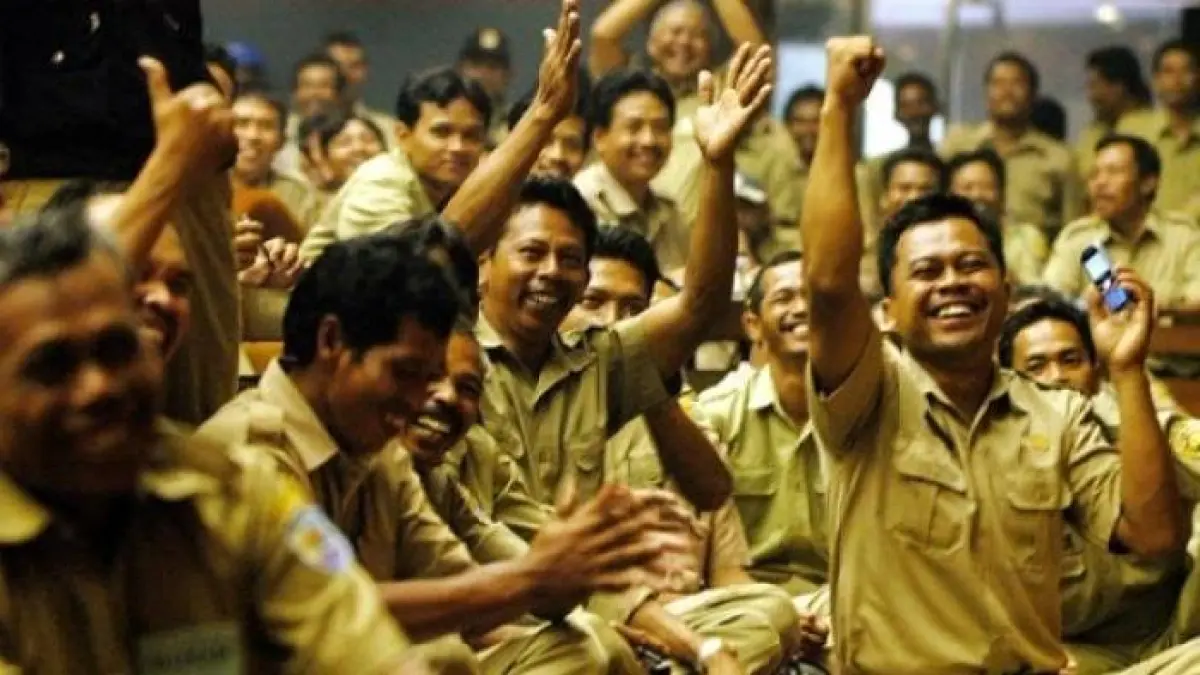 KEM PPKF 2027 membawa kabar untuk ASN dan pensiunan. THR serta gaji ke-13 direncanakan tetap ada, tetapi kenaikan gaji dan rapel belum pasti.