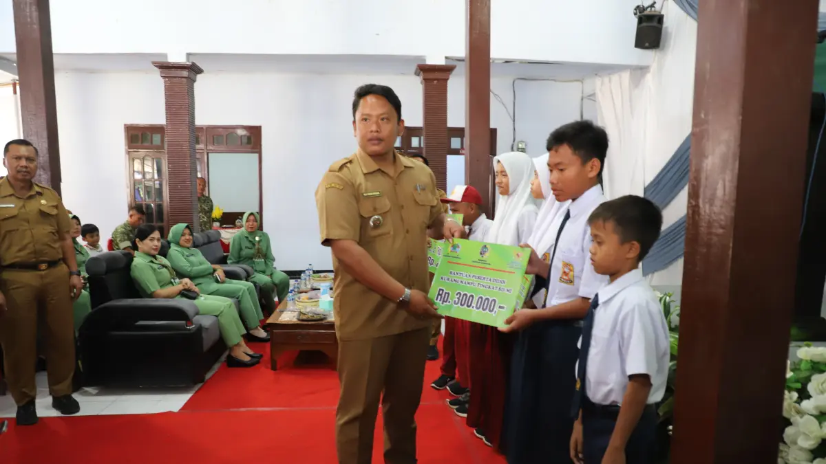 Kepala Desa Manding, Willy Angga Nugraha, menyalurkan bantuan 
untuk siswa SD dan SMP. 