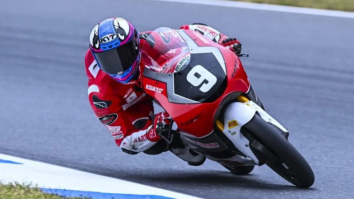 Moto3 MotoGP Inggris 2026 digelar di Silverstone. Veda Ega Pratama start posisi 16, sementara Scot Ogden mengamankan pole position.(pinterest)