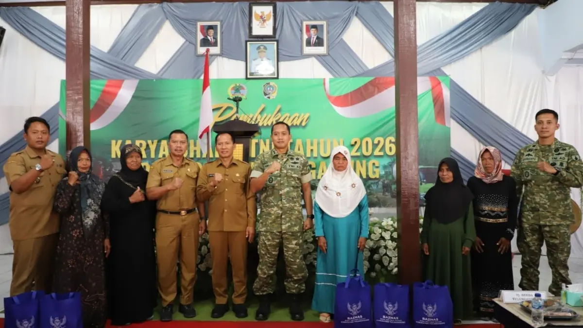 Penyerahan bantuan berupa sembako kepada 10 lansia Desa Manding.