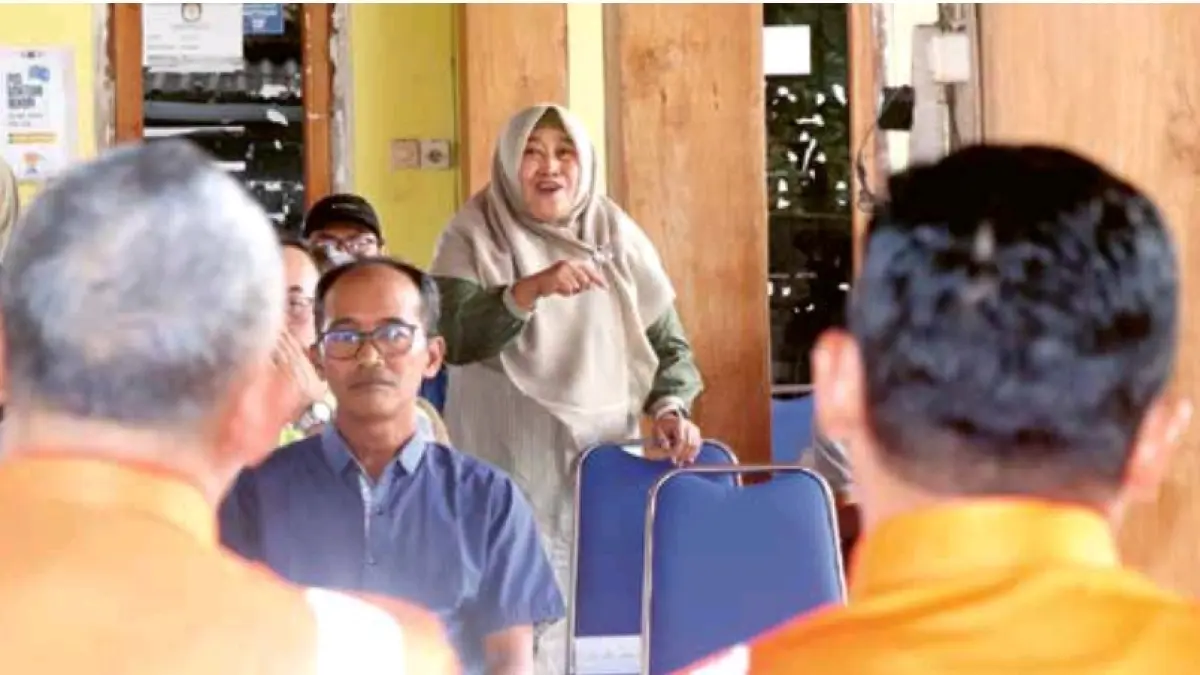 Salah satu warga Desa Gilang, Kecamatan Ngunut, saat melontarkan aspirasinya