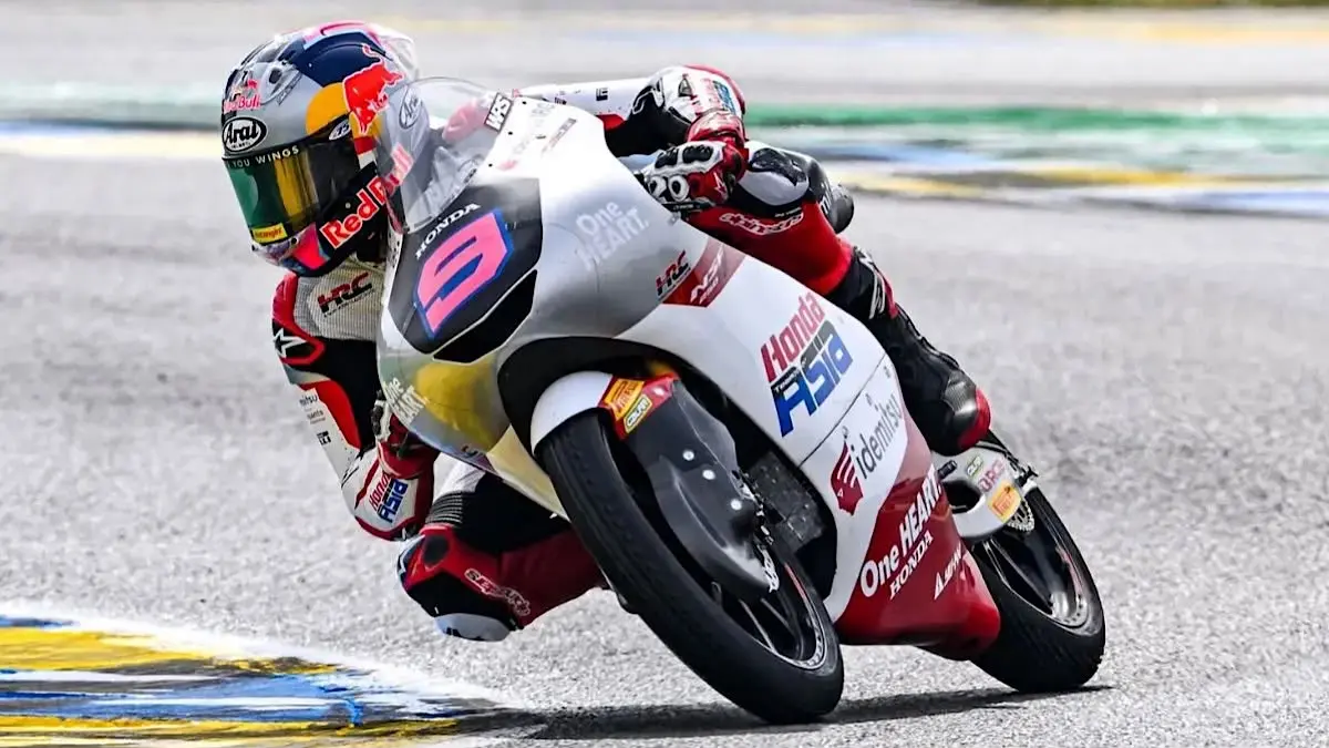Veda Ega Pratama finis P9 di Moto3 Inggris 2026 setelah start dari posisi 15. Raihan ini membuatnya semakin unggul atas Hakim Danish di klasemen rookie.(pinterest)