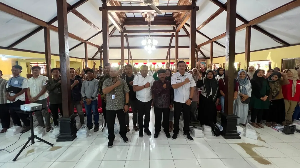 Anggota Komisi IX DPR RI Heru Tjahjono berfoto bersama warga Kecamatan Sendang usai sosialisasi.