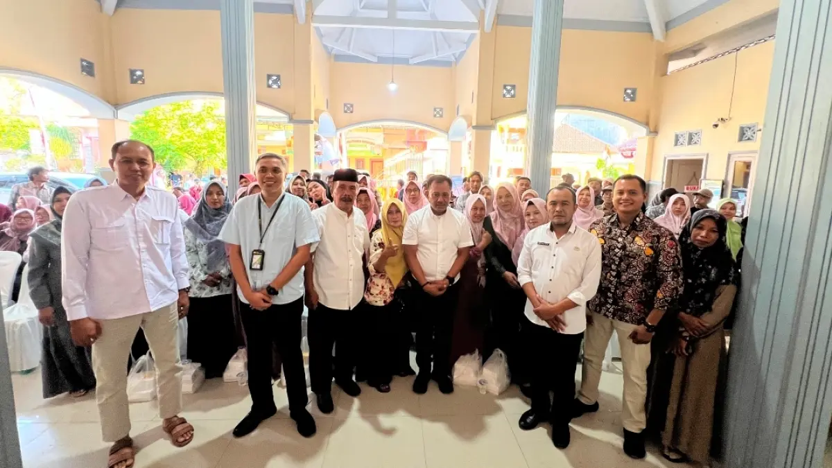 Heru Tjahjono berfoto bersama warga Kecamatan Rejotangan usai melakukan sosialisasi.