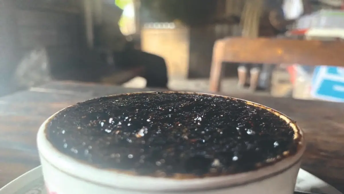 Kopi grasak khas Tulungagung cuma Rp 5.000. Uniknya, kopi bertabur biji kopi kasar ini harus diaduk dulu sebelum dinikmati.