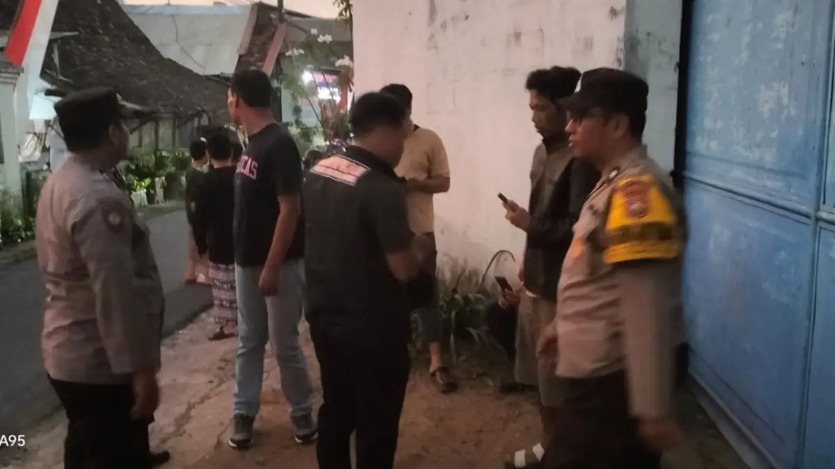 Pemeriksaan terhadap karyawan yang ditemukan meninggal di Gudang Toko Mulya, Kelurahan Kenayan, Rabu (12/8).(POLRES TULUNGAGUNG)