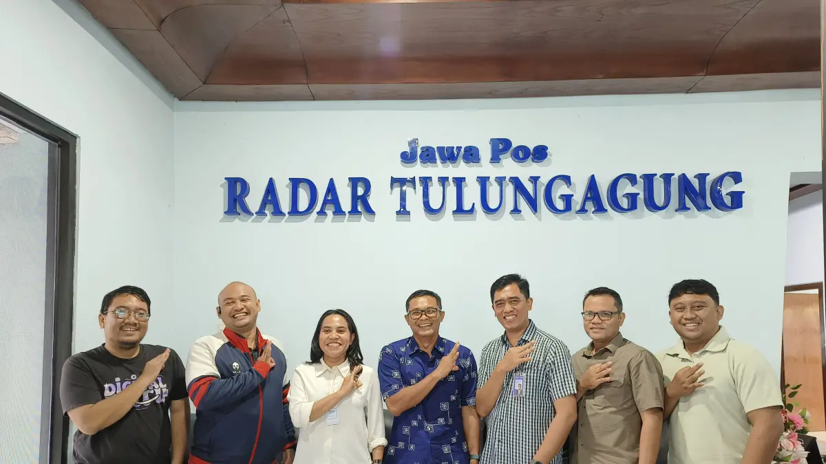 Pemimpin Kantor Cabang BRI Tulungagung Muhammad Agus Mirwan saat melakukan kunjungan ke kantor Radar Tulungagung untuk membahas peluang kolaborasi dan kerja sama.(RAHIIQ AL BACHRI/RADAR TULUNGAGUNG)