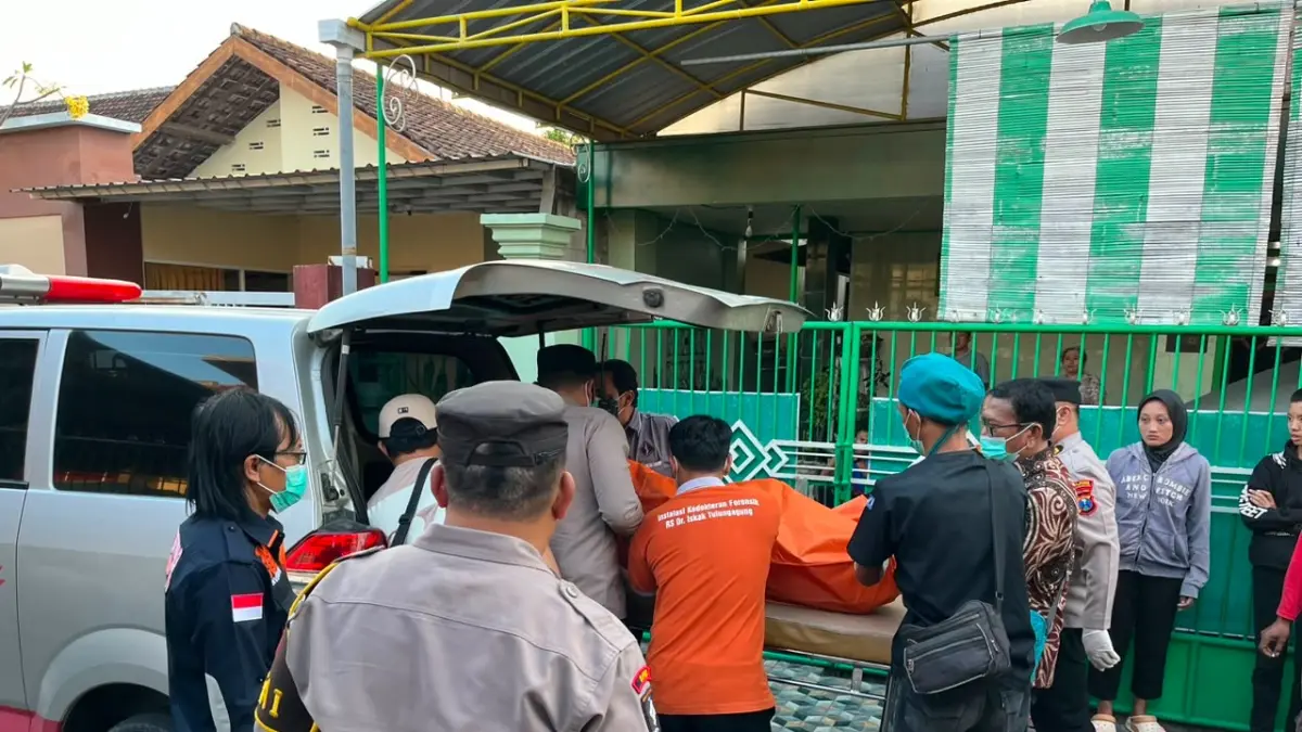 Pengevakuasian pria yang ditemukan meninggal dunia di kamar kos Kelurahan Jepun, Kecamatan Tulungagung, Kamis (13/8).(POLRES TULUNGAGUNG)