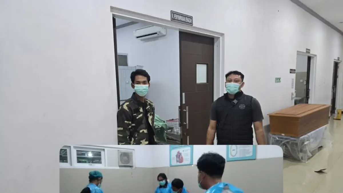 Petugas mengevakuasi jenazah yang ditemukan mengapung di aliran Sungai Brantas, Dusun Melikan, Desa Tapan, Kecamatan Kedungwaru, Kamis (13/8). (RAHIIQ AL BACHRI/RADAR TULUNGAGUNG)