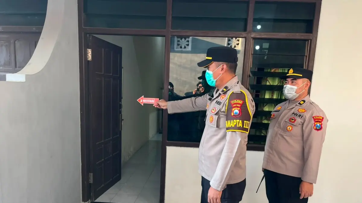 Tim Inafis dan tim medis RSUD dr. Iskak melakukan penanganan terhadap pria yang ditemukan meninggal dunia di kamar kos. (POLRES TULUNGAGUNG)