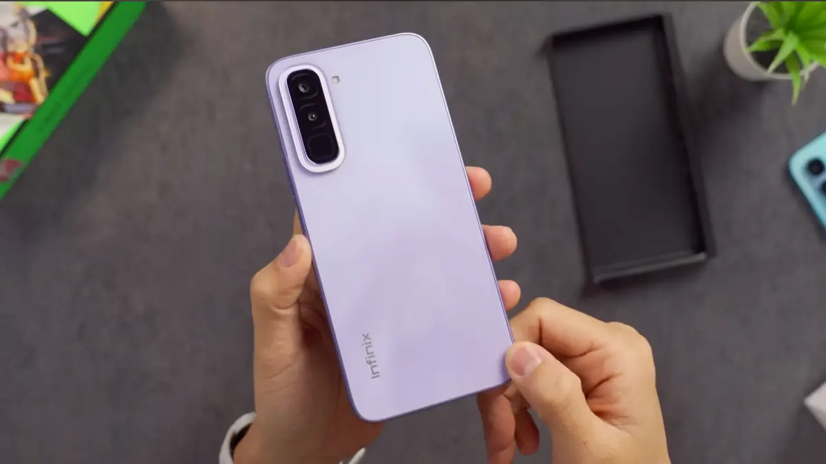 Infinix Hot 70 menawarkan Helio G100, baterai 6.000 mAh, kamera 50 MP dan layar 120 Hz. Simak kelebihan dan kekurangannya. (Youtube. com)