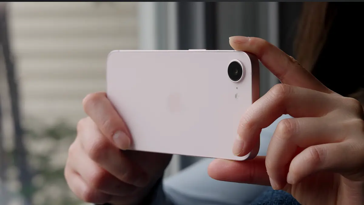iPhone 17e hadir dengan chip A19, kamera 48 MP, MagSafe dan storage 256 GB. Meski masih 60 Hz, ponsel ini disebut upgrade cerdas. (Youtube. com)
