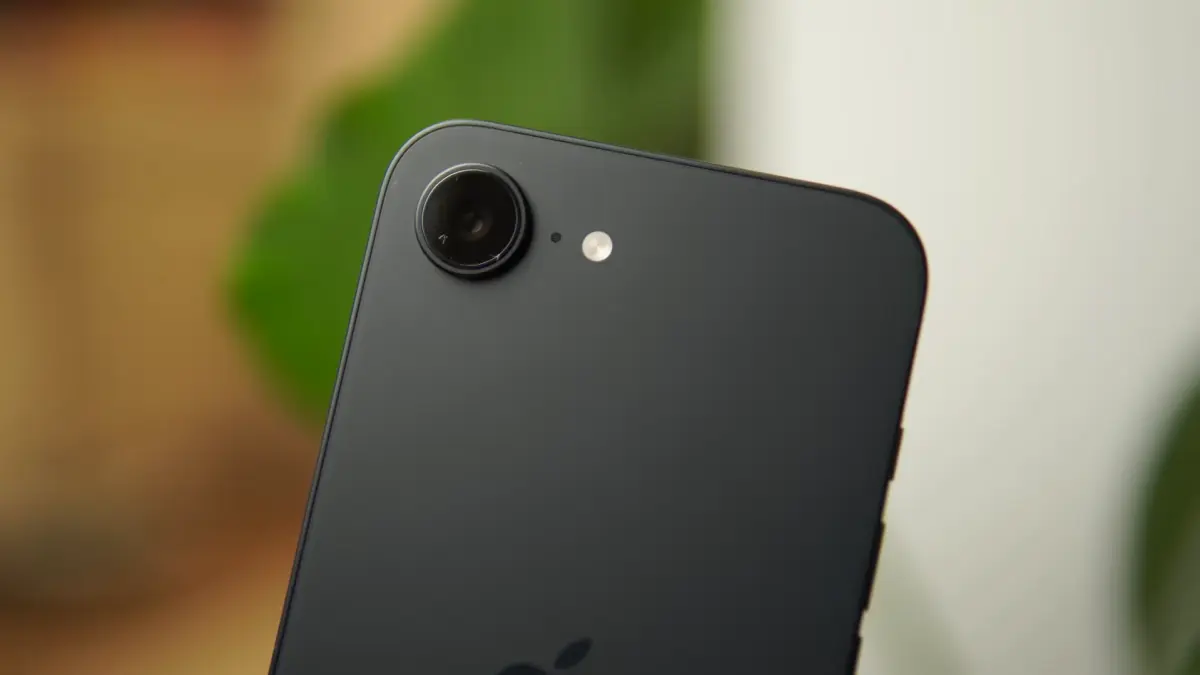iPhone 17e jadi iPhone termurah Apple dengan chip A19 dan storage 256 GB. Namun, ada sejumlah fitur penting yang harus dikorbankan. (Youtube. com)