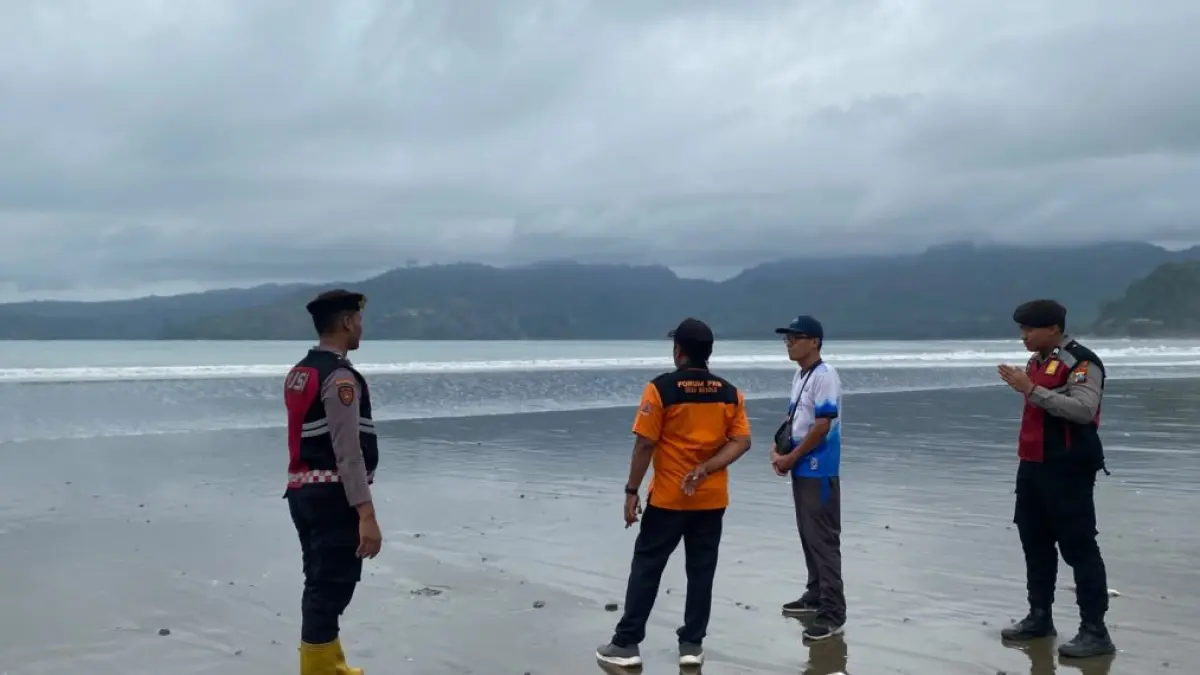 Petugas gabungan memasang jaring dan melakukan penyisiran di kawasan pesisir Pantai Sidem, Desa Besole, Kecamatan Besuki, Jumat (14/8). (POLRES TULUNGAGUNG)