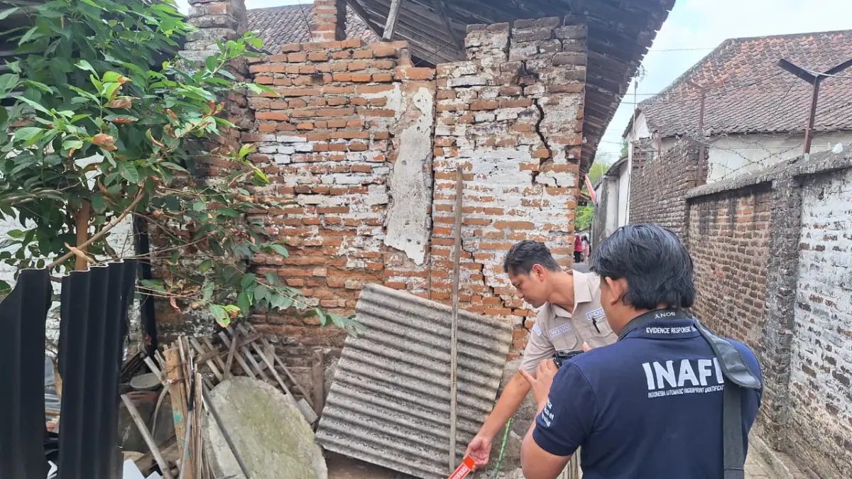Petugas kepolisian bersama tim medis melakukan pemeriksaan di rumah duka balita tiga tahun yang meninggal setelah diduga tercebur ke sumur resapan di Desa Mojosari.(POLRES TULUNGAGUNG)
