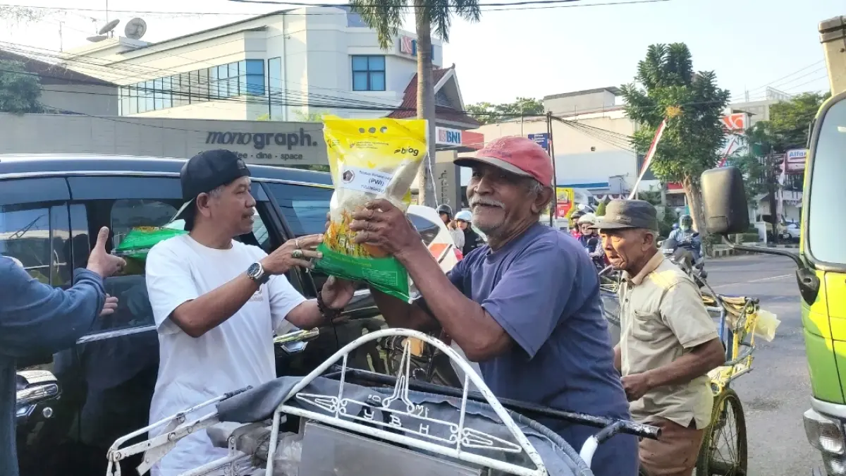 Semarak Kemerdekaan, PWI Tulungagung bagi-bagi 100 paket beras untuk warga. Tukang becak, hingga ojol jadi sasarannya. 