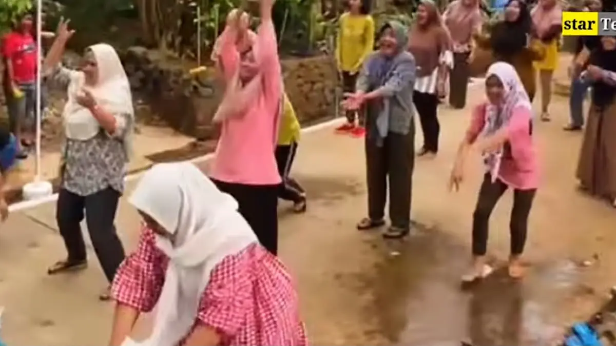10 ide lomba 17 Agustusan ini bisa bikin perayaan HUT RI makin seru. Ada estafet air, tiup bola, balon, hingga lomba bapak-bapak.(SC Youtube)
