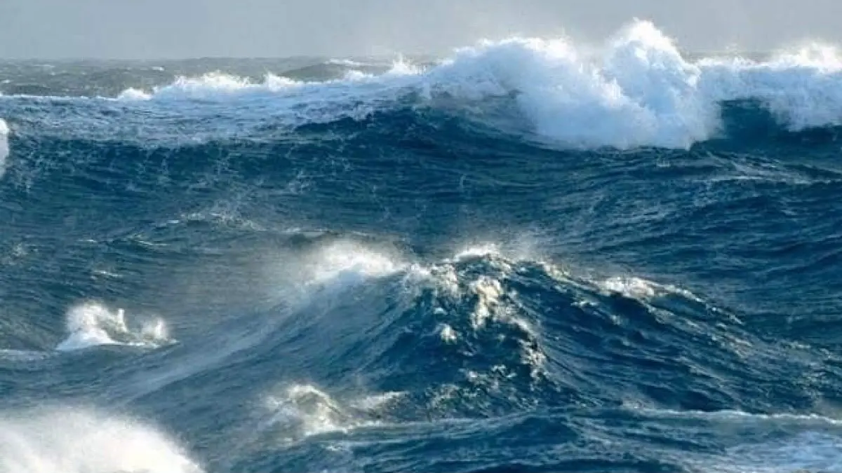 Gelombang tinggi Gunung Kidul mencapai 4 meter dan menerjang Pantai Buluk. Warga panik, fasilitas terendam hingga jembatan dilaporkan ambruk.(pinterest)