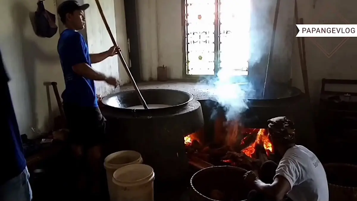 Jenang khas Tulungagung Pak Lasimun masih dibuat manual menggunakan kayu. Selain jenang, tersedia madu mongso, wajik hingga kuliner sego gego.(SC youtube)