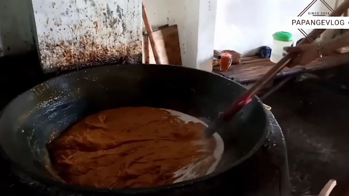 Jenang khas Tulungagung Pak Lasimun tetap dibuat manual menggunakan kayu. Pusat oleh-oleh ini juga menyediakan madu mongso, wajik dan kuliner khas.(SC Youtube)