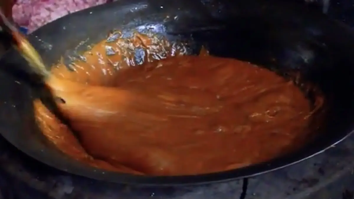 Jenang Tulungagung Pak Lasimun dibuat secara tradisional hingga 5 jam. Kuliner ini bertahan lintas generasi dan produknya telah dikirim ke luar negeri.(SC Youtube)